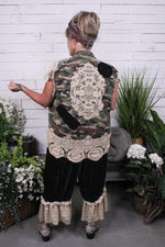 Load image into Gallery viewer, Hidden Meadows Vest - Camo
